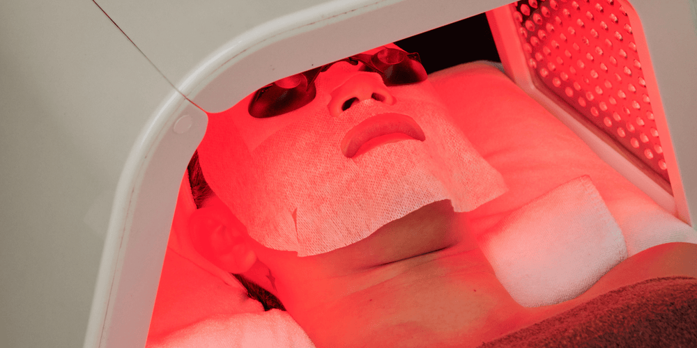 woman receiving red light therapy